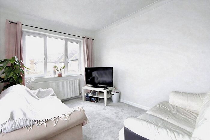 1 Bedroom Flat To Rent In Old Woking Road, West Byfleet, Surrey, KT14