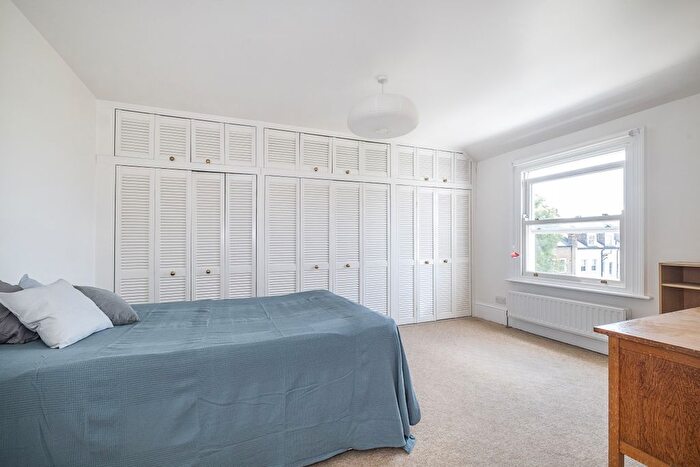 3 Bedroom Flat To Rent In Bedford Hill, London, SW12