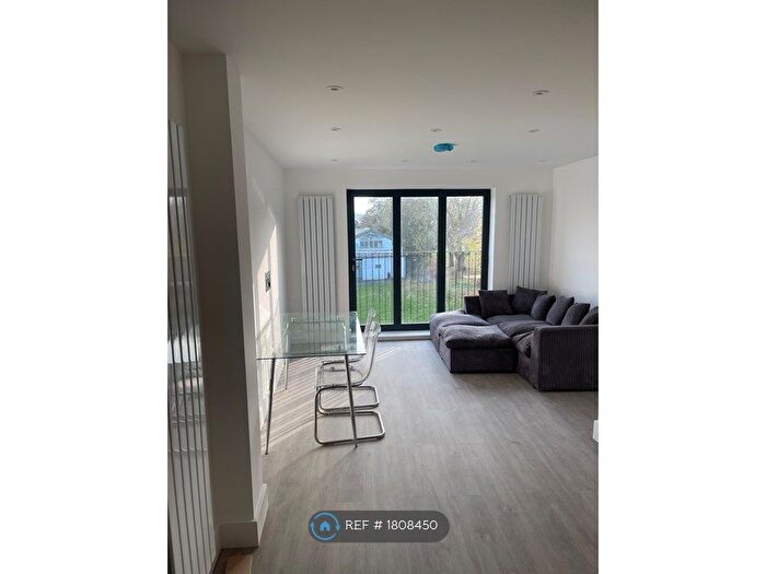 3 Bedroom Flat To Rent In Viaduct Place, London, E2