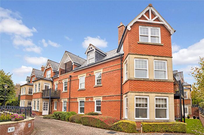 2 Bedroom Flat For Sale In Westlecot Road, Old Town, Swindon, Wiltshire, SN1