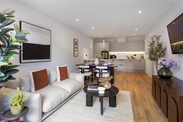1 Bedroom Flat For Sale In Jubilee Gardens, Weybridge, Surrey, KT13