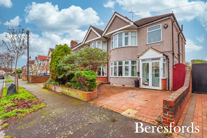 3 Bedroom Semi-detached House For Sale In Coniston Avenue, Upminster, RM14
