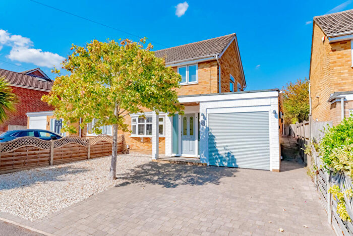 3 Bedroom Semi-Detached House For Sale In Minstead Drive, Yateley, Hampshire, GU46