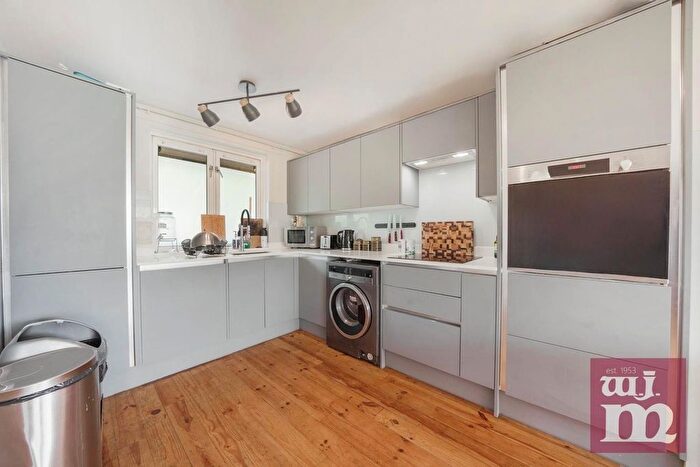 2 Bedroom Flat To Rent In O'leary Square, Whitechapel, E1
