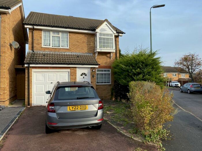 3 Bedroom Detached House To Rent In Groveside Close, Carshalton, Surrey, SM5