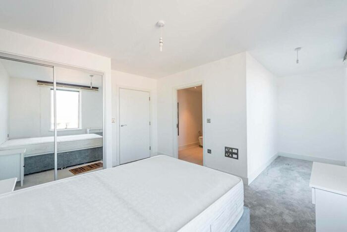 2 Bedroom Flat To Rent In Lakeside Drive, Park Royal, London, NW10