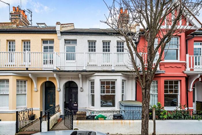 2 Bedroom Flat To Rent In Thornton Road, East Sheen, London, SW14