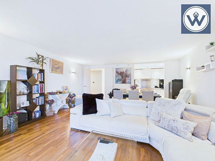 2 Bedroom Flat For Sale In Fairmont Avenue, London, London, E14