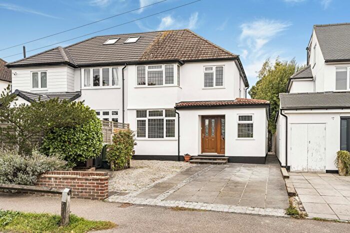 3 Bedroom Semi-Detached House For Sale In Penn Road, Park Street, St Albans, AL2