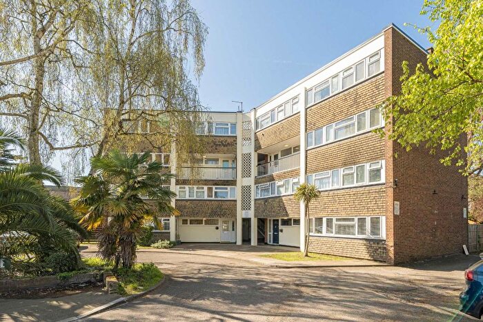 3 Bedroom Maisonette For Sale In Avenue Road, Hampton, TW12