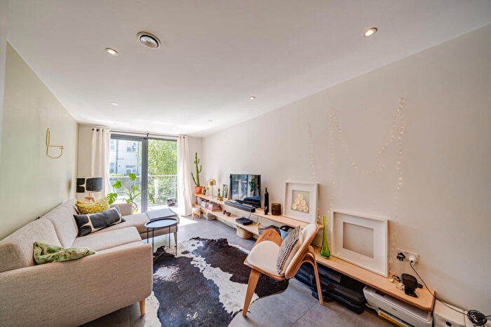 2 Bedroom Apartment For Sale In Metropolitan Court, London, NW10