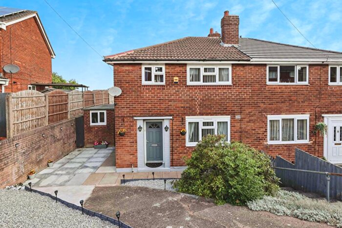 3 Bedroom Semi-Detached House For Sale In Barncroft Road, Tividale, Oldbury, B69