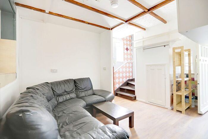 5 Bedroom End Of Terrace House To Rent In Central Avenue, Enfield, EN1