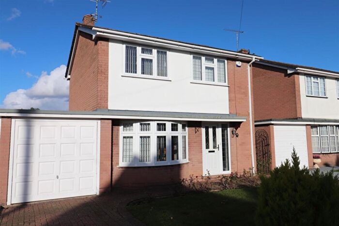 3 Bedroom Link Detached House For Sale In Craven Road, Orpington, BR6