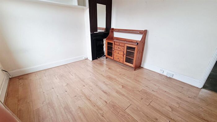 1 Bedroom Flat To Rent In Brook Road South, Brentford, TW8