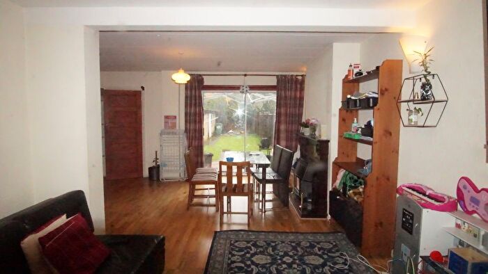 4 Bedroom Semi-Detached House To Rent In Hughenden Gardens, Northolt, UB5