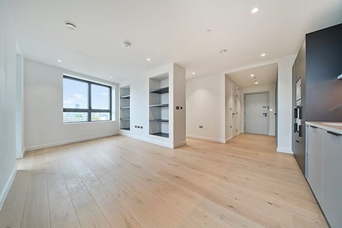 1 Bedroom Flat To Rent In Harbour Walk, Chandlers Avenue, Peninsula Gardens, Lower Riverside, Greenwich Peninsula, SE10