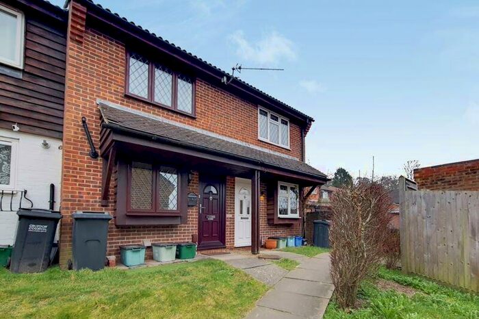 2 Bedroom End Of Terrace House To Rent In Aveling Close, Purley, CR8