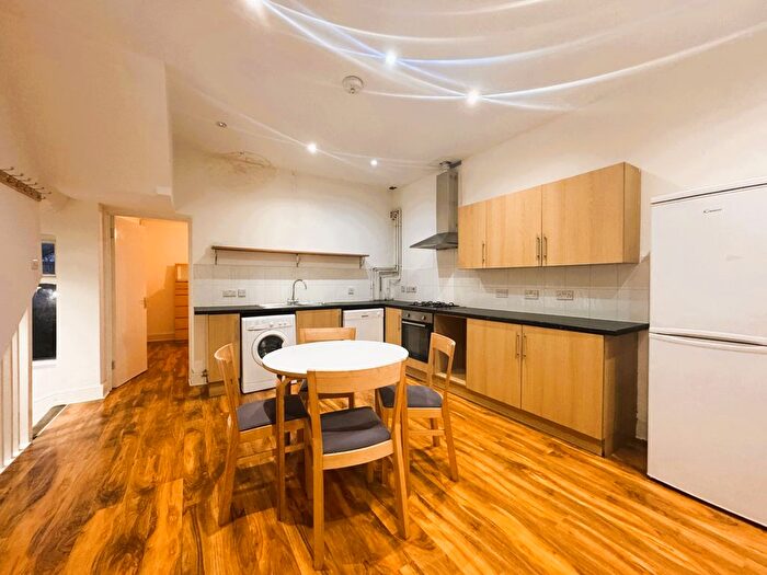 3 Bedroom Flat To Rent In Vicarage Grove, London, SE5
