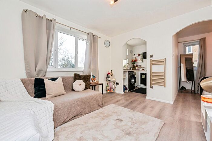 1 Bedroom Studio For Sale In Oakhill Road, Purfleet-On-Thames, RM19