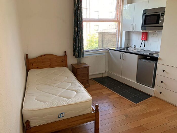 Studio To Rent In Chiswick High Road, London, W4