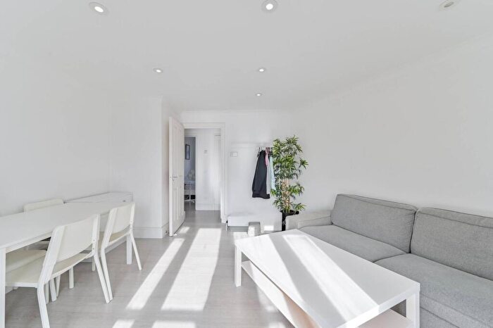 2 Bedroom Flat To Rent In Amhurst Walk, Thamesmead, London, SE28