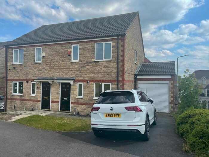 3 Bedroom Semi-Detached House To Rent In Dewfield Close, Bradford, BD4