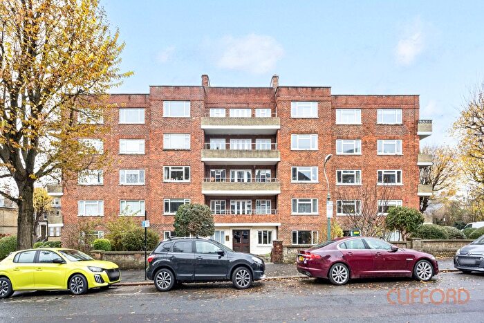 3 Bedroom Flat To Rent In Eaton Gardens, Hove, East Sussex, BN3