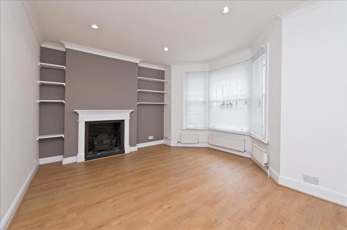 2 Bedroom Flat To Rent In Halford Road, London, SW6
