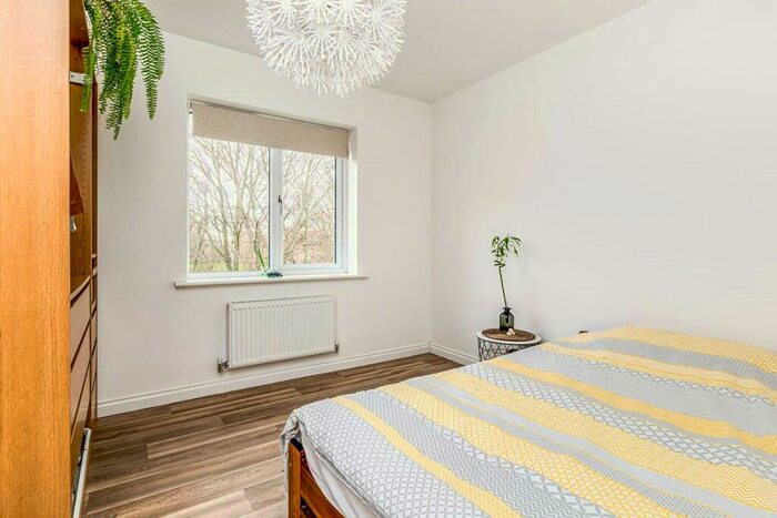 2 Bedroom Apartment To Rent In Holly Way, Leeds, West Yorkshire, LS14