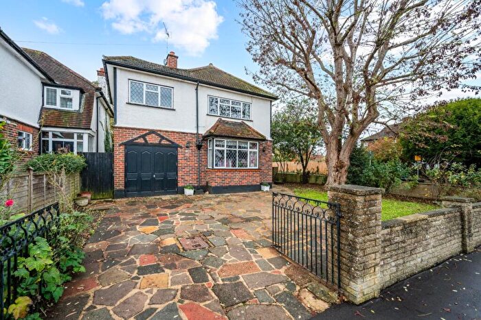 4 Bedroom Detached House For Sale In Rutherwyke Close, Stoneleigh, KT17