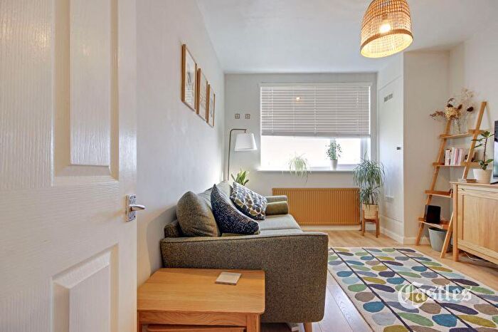 2 Bedroom Maisonette For Sale In Boreham Road, London, N22