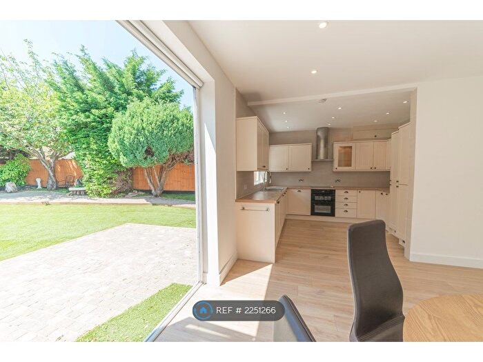 3 Bedroom Bungalow To Rent In Harold Wood, Harold Wood, RM3