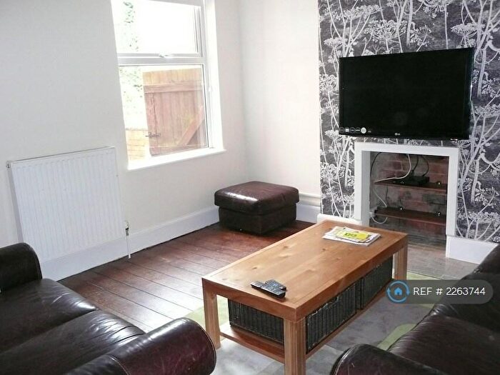 5 Bedroom Semi-Detached House To Rent In Rolleston Drive, Nottingham, NG7