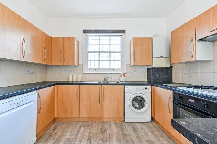 3 Bedroom Maisonette To Rent In King Henrys Walk, Dalston, London, N1