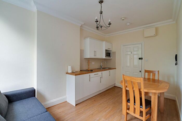 1 Bedroom Flat To Rent In Elsham Road, Holland Park, W14