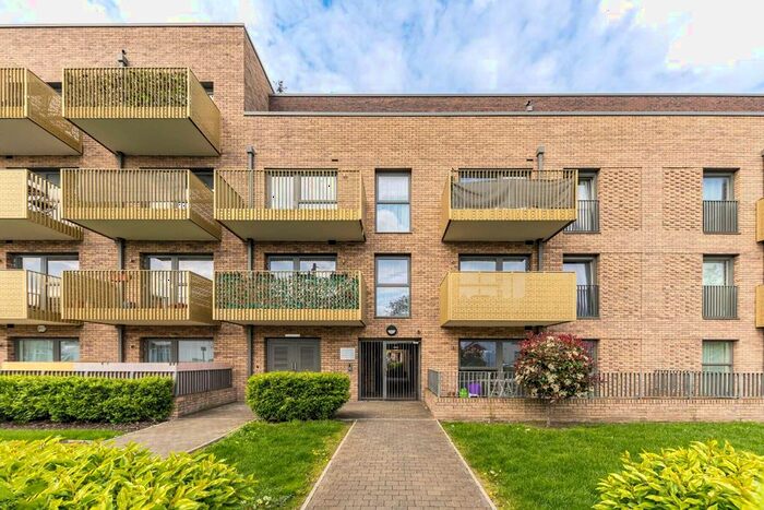 2 Bedroom Flat To Rent In Pears Road, Hounslow, TW3