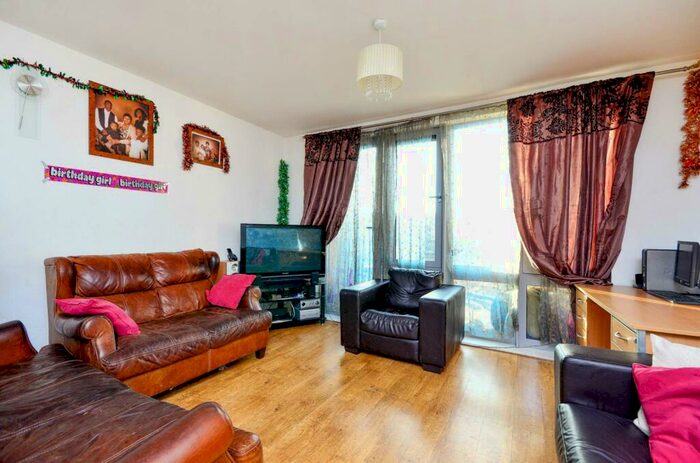 3 Bedroom Flat To Rent In Woodgrange Road, Forest Gate, London, E7