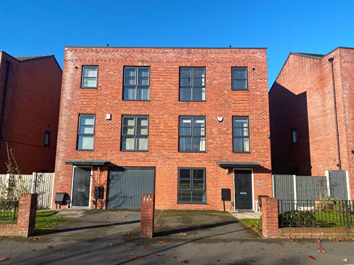 5 Bedroom Semi-Detached House To Rent In Lower Vickers Street, Manchester, M40