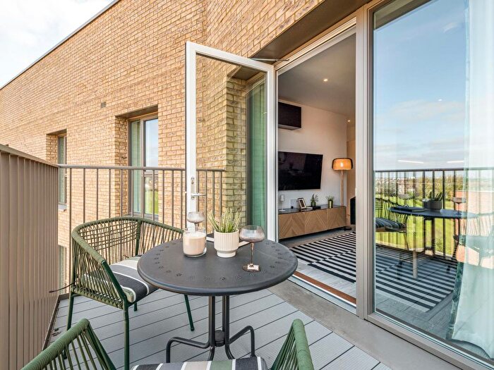 2 Bedroom Flat For Sale In Civic Street, Hounslow, TW3