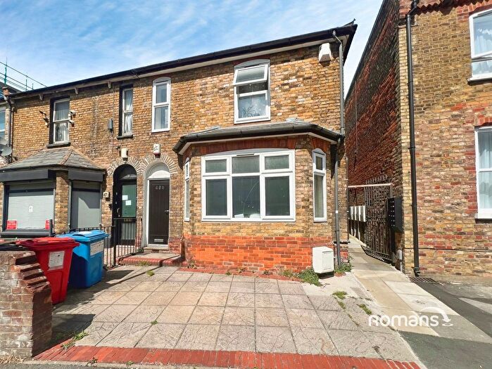 1 Bedroom Flat To Rent In Castle Street, High Wycombe, Buckinghamshire, HP13