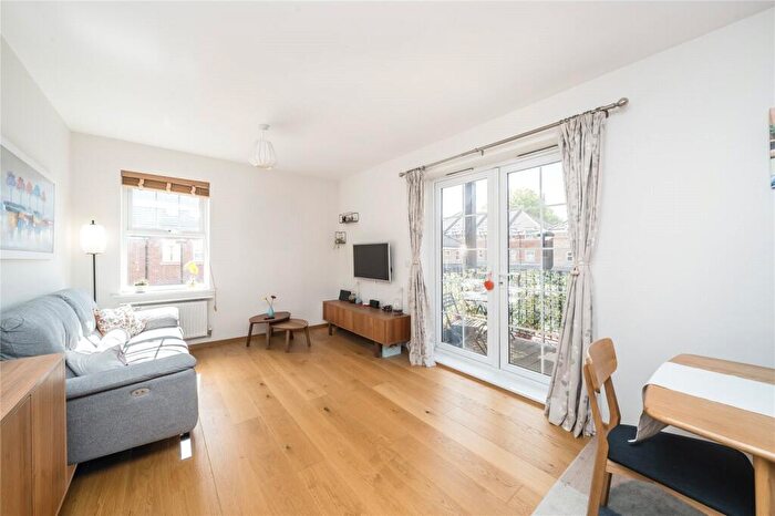 2 Bedroom Apartment For Sale In Coppetts Road, London, N10