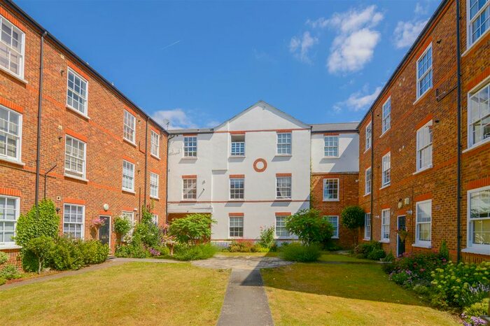 1 Bedroom Flat To Rent In Hampton Road, Teddington, TW11