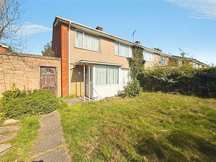 3 Bedroom Semi Detached House For Sale In Dwyer Road, Reading, Berkshire, RG30