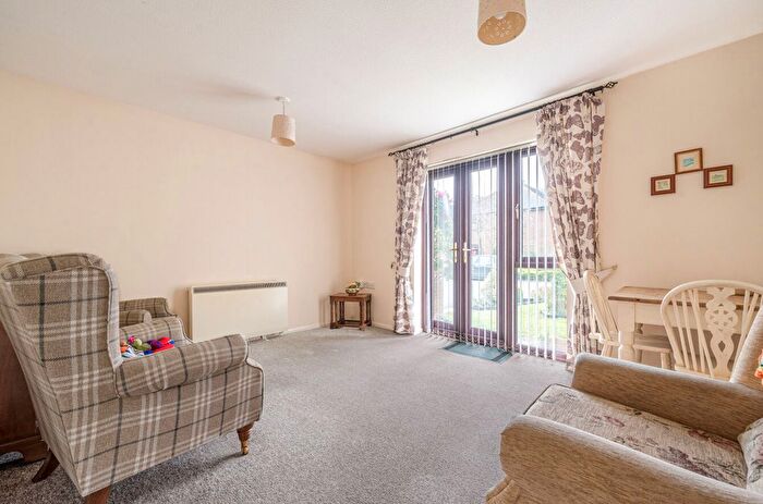 2 Bedroom Flat For Sale In Badgers Croft, Victoria Road, Mortimer Common, Reading, RG7