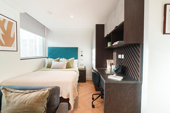 Apartment To Rent In Apt, - Cookridge Street #, LS2