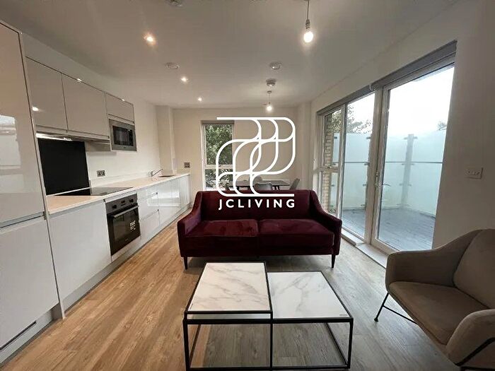 3 Bedroom Flat To Rent In Louise Close, N7