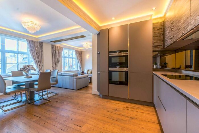 2 Bedroom Flat To Rent In Carrington House, Mayfair, London, W1J