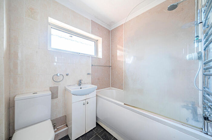 2 Bedroom Bungalow For Sale In Lime Tree Mead, Tiverton, Devon, EX16