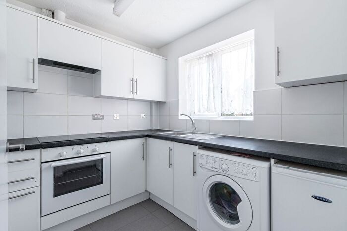 2 Bedroom Flat To Rent In Rudsworth Close, Colnbrook, Slough, SL3